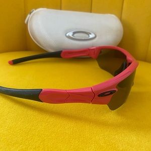 Sporty Polarized Radar Oakleys with original white Oakley hard case 😎